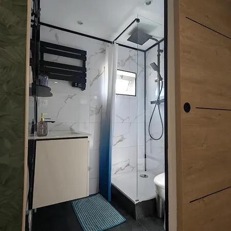 Petit Calme Et Confortable Lägenhet